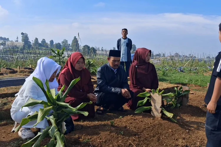 Haru di TPU Cisarua saat Idulfitri, Keluarga Ziarahi Empat Korban Longsor