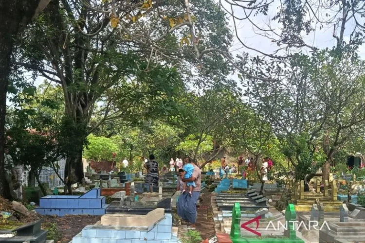Tradisi Nyekar saat Lebaran, TPU di Cirebon Dipenuhi Peziarah