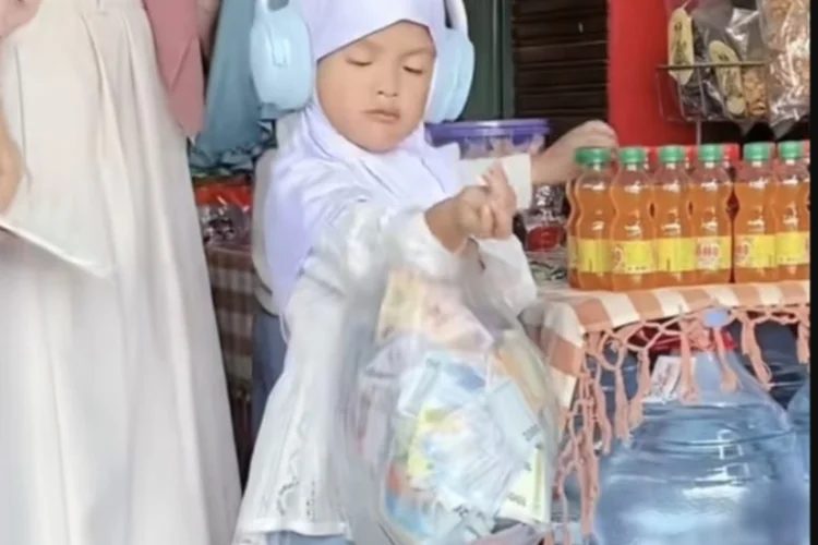 Viral Bocah Bawa THR Satu Kantong Plastik, Warganet Heboh: ‘Juara War Keluarga!’