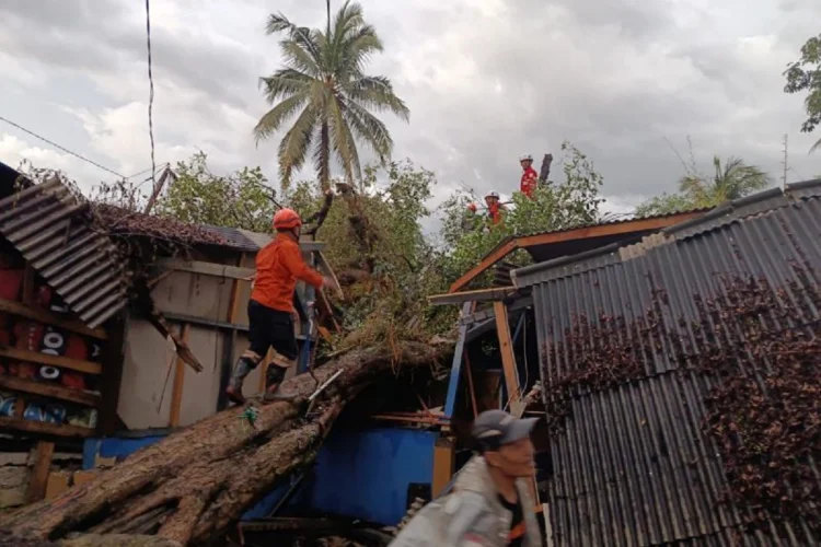 Banjir-Cuaca Ekstrem Landa Jabar, Jatim, dan Maluku saat Idulfitri