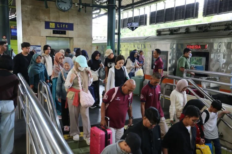 Penumpang Kereta Mulai Tiba di Jakarta, Jumlahnya Lebih Tinggi dari Keberangkatan