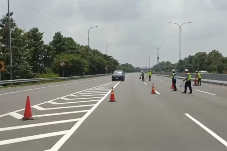 Jelang One Way Arus Balik Lebaran, Petugas Sterilisasi Jalur di Tol Cipali