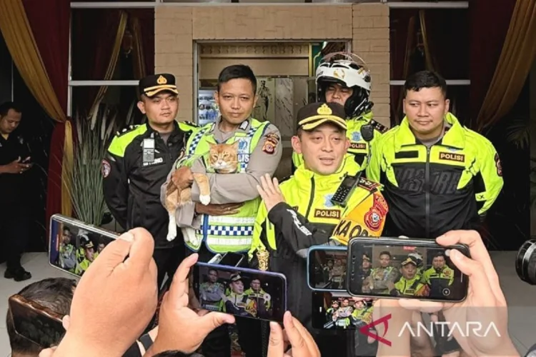 Gemas, Kucing Oyen Berseragam Polisi Hibur Pemudik dan Wisatawan di Pos Gadog