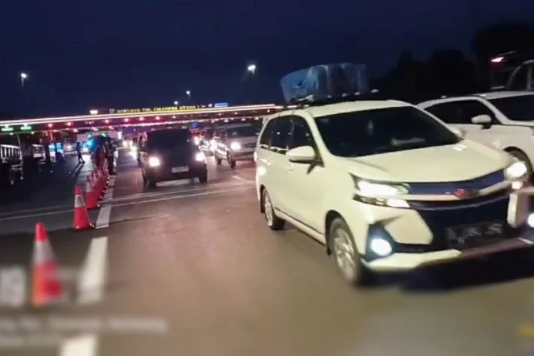 Arus Balik Lebaran Padat, Contraflow Diterapkan di Tol Jakarta-Cikampek