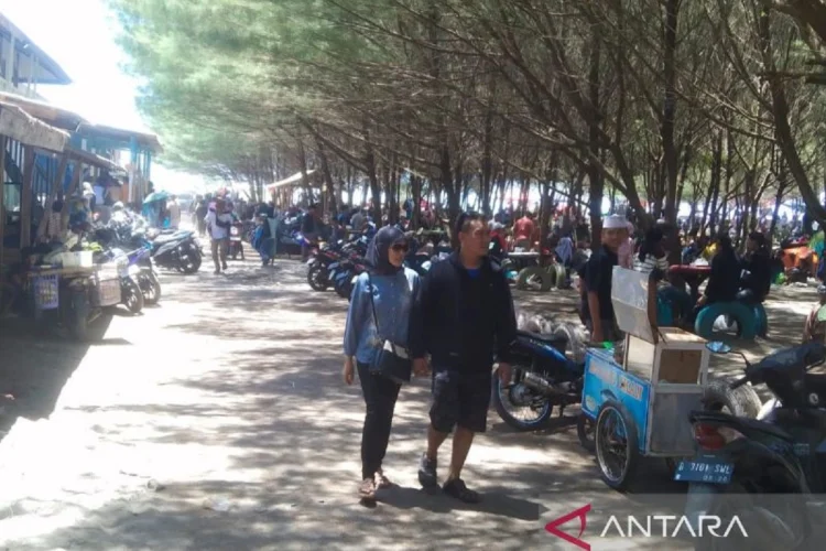 Pantai Selatan Cianjur Ramai Dikunjungi Wisatawan, Petugas Gabungan Siaga
