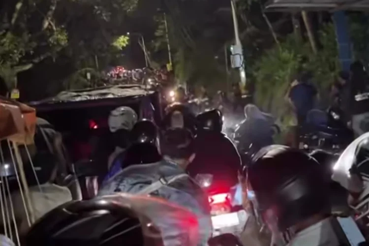 Jalur Cikidang Sukabumi Macet Total Malam Hari, Ribuan Kendaraan Terjebak
