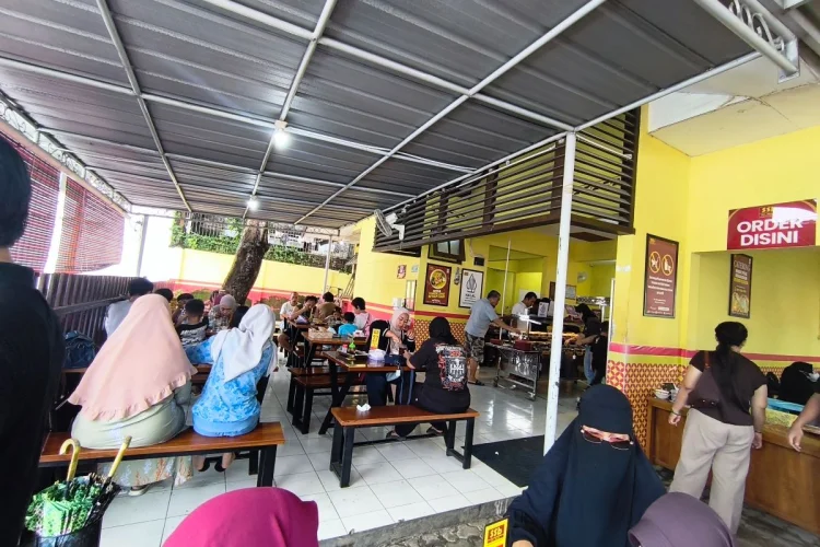 Efek Mudik Lebaran, Warung hingga Restoran di Cirebon Penuh Sejak Subuh