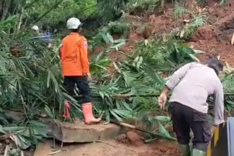 Longsor di Selaawi, Jalan Penghubung Garut-Sumedang Lumpuh Total