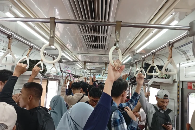 KRL Bogor-Jakarta Kota Padat Penumpang, Efek Arus Balik dan Liburan Terakhir