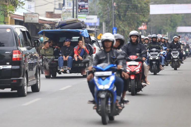 Foto: Prediksi Puncak Arus Balik Lebaran 2026, Jalan Kadungora Garut Dipadati Pemudik