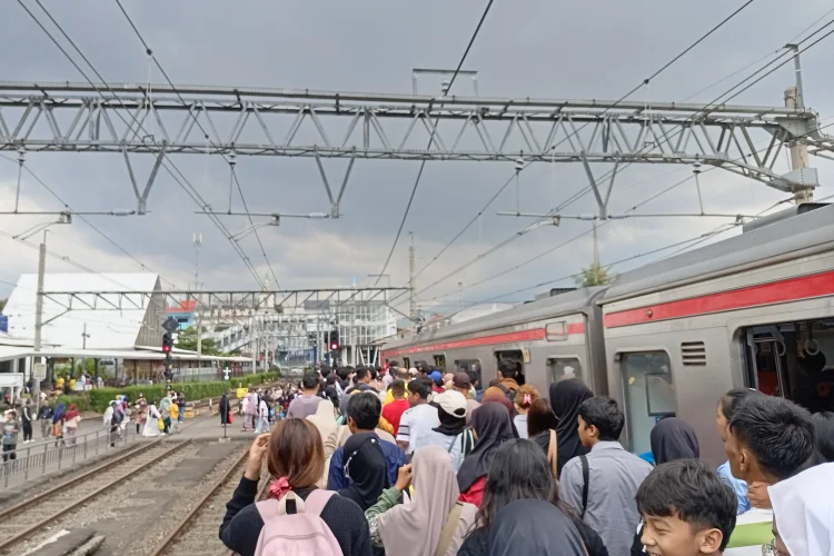Stasiun Bogor Terpantau Padat, Penumpang dari Jakarta Sempat Tertahan di Peron 