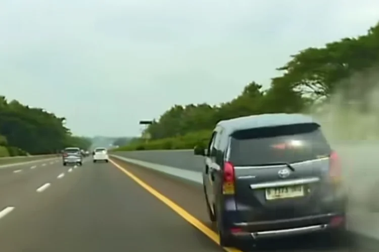 Diduga Microsleep, Mobil Tabrak Pembatas Jalan di Tol Cipularang KM 89