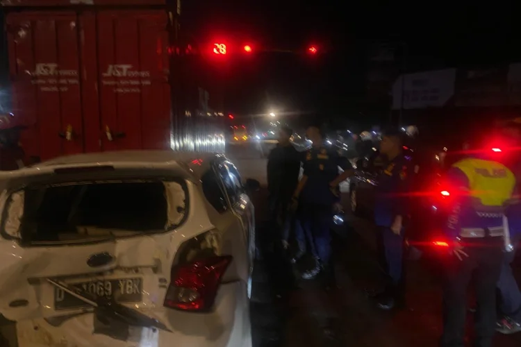 Pikup Tabrak 2 Kendaraan di Lampu Merah Pasirkoja Bandung, 1 Orang Luka