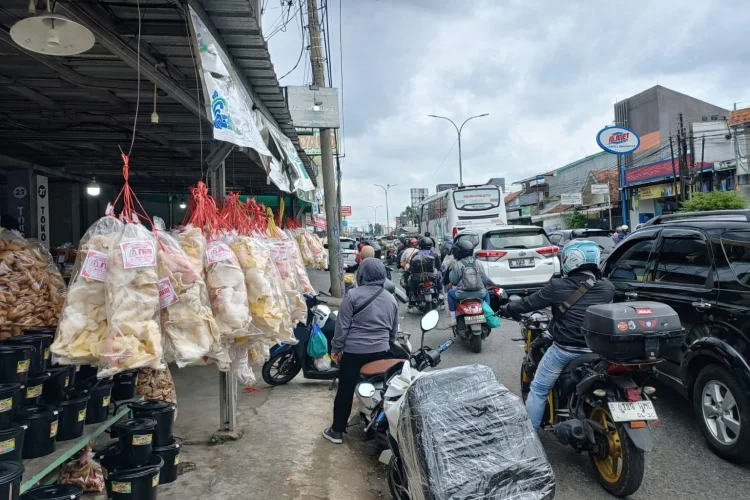 Diburu Pemudik, Kerupuk Melarat hingga Gapit Laris Manis di Jalur Pantura Cirebon