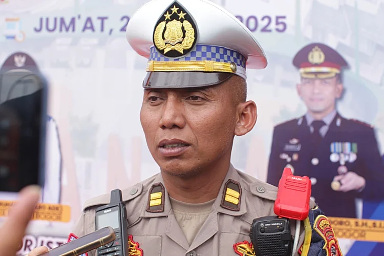 Puluhan Personel Polres Bogor Diperbantukan Mengurai Macet  di Cikidang, Sukabumi