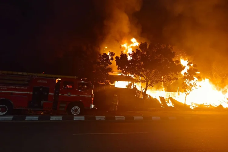 Lima Kios Semi Permanen di Ciroyom Bandung Terbakar