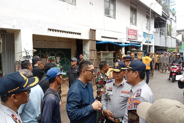 Legislator Ikut Langsung Penertiban, Minta PKL Relokasi ke Pasar Jambu Dua