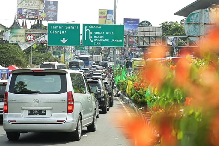 Puncak Macet, Polisi Imbau Pengemudi Mobil tak Lalui Jalur Alternatif Sempit