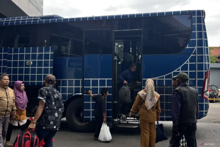 Pemudik Keluhkan Eskalator Mati dan Asap Rokok di Terminal Leuwipanjang Bandung