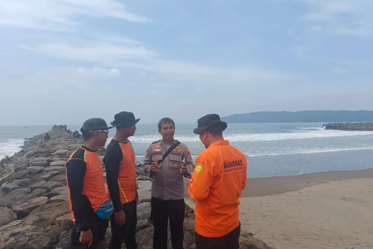 Seorang Remaja Terseret Arus di Pantai Timur Pangandaran, Tim SAR Lakukan Pencarian