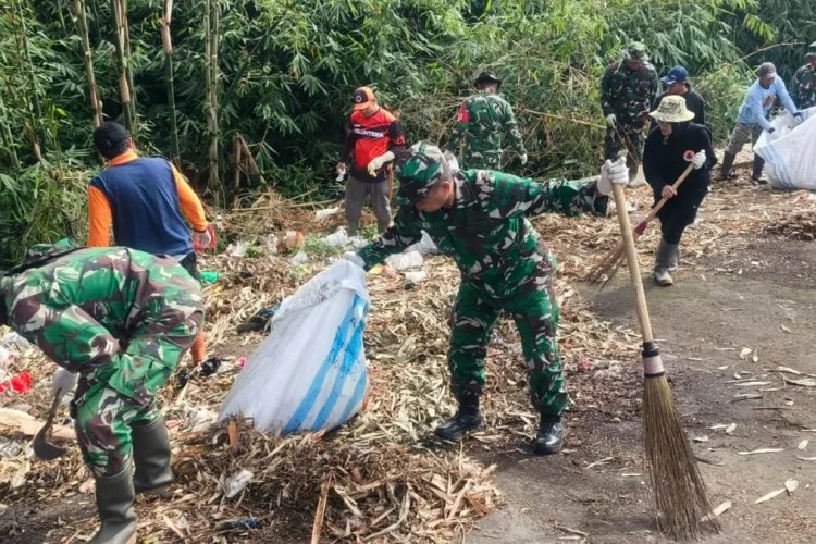 Pantau Pembuangan Sampah Ilegal di Lembang, Satgas Citarum Harum Pasang CCTV