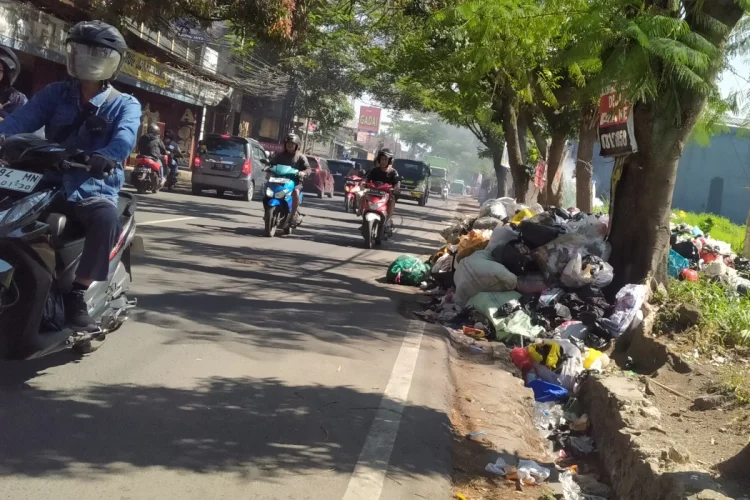 Tumpukan Sampah Pascalebaran Ancam Kesehatan Warga Bandung