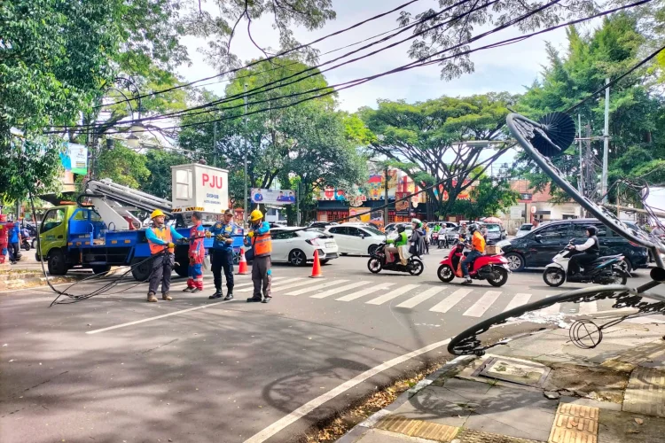 Cuaca Ekstrem di Jabar, Waspada Banjir, Longsor dan Pohon Tumbang