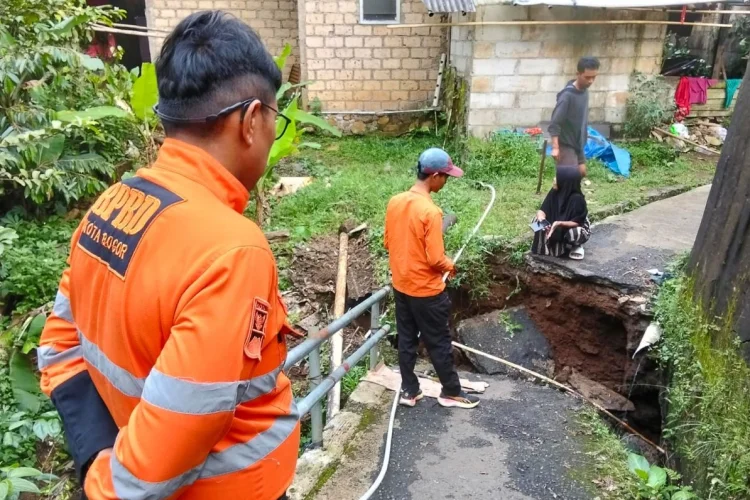 Jembatan Penghubung Ciranjang-Pamoyanan Ambruk, Akses Jalan Warga Terputus
