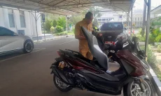 Beri Contoh Hemat BBM, Bupati dan Sekda Karawang ke Kantor Naik Kendaraan Listrik