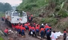 KA Ciremai Tertahan Longsor Sasaksaat, 500 Penumpang Dialihkan Pakai Bus ke Bandung