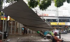 Reklame Raksasa Roboh di Depan BEC, Arus Lalu Lintas Sempat Tersendat