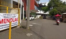 Warga Pasang Spanduk Penolakan PKL Jalan Sukasari 2