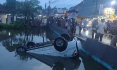 Minibus Terjun ke Kolam Ikan di Indihiang Kota Tasikmalaya, Evakuasi Jadi Tontonan