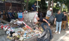 Pemkot Bogor 'Bebersih' Jalan Abdullah bin Nuh, Warga Cuma Bisa Nonton Saja