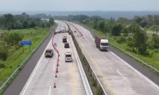 Ruas Jalan Tol Cisumdawu KM 207+300 hingga 207+400 Lajur Bandung ke Cirebon Retak