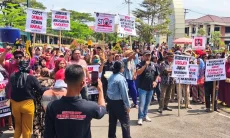 Diduga Ada 'Bancakan' Rp55 Miliar di APBD 2026, Emak-emak Geruduk DPRD Cirebon
