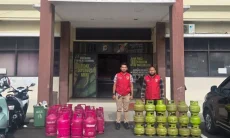 Asyik Mengoplos Gas Bersubsidi, Warga Karawang Tak Berkutik Saat Digerebek Polisi