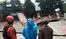 Kali Citempuan Meluap, Jembatan Gobang Ambruk dan 2 Rumah Rusak di Rumpin Bogor