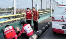Lelaki Tanpa Busana Tergeletak Tak Sadarkan Diri di Flyover Jembatan Cinta