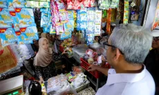 Farhan Tinjau Pasar Sederhana, Pantau Keluhan Warga Harga MinyaKita Naik