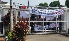 Dinilai Tak Mendengarakan Aspirasi Warga, Puluhan Massa Datangi Kantor DPRD Karawang