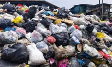 Akibat Kuota Pembuangan Habis, Sampah Menggunung di Jalan Makam Caringin Bandung