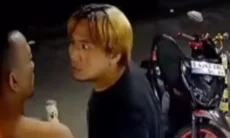 Viral! Pria Rambut Pirang Ngamuk di Konter Pulsa Bekasi Gara-gara Tak Terima Ditatap