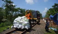 Sempat Tergerus Longsor, Jalur Rel Kereta Cipatat-Sukabumi Kembali Dapat Dilintasi
