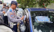 Dishub Cimahi Tindak Tegas Parkir Liar, Kendaraan Langsung Dipasang Stiker