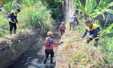 Antisipasi Banjir, Ratusan Personel Gabungan 'Kepung' Saluran Air Tugujaya   ​