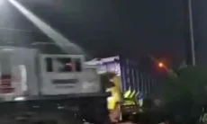 Truk Terobos Perlintasan Blitar Berakhir Tragis Dihantam Kereta Api