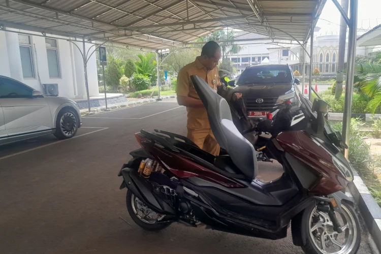 Beri Contoh Hemat BBM, Bupati dan Sekda Karawang ke Kantor Naik Kendaraan Listrik