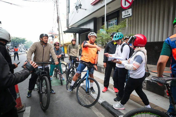 Kebijakan WFH Kota Bandung, Pimpinan Tetap Ngantor Pakai Sepeda dan Angkutan Umum