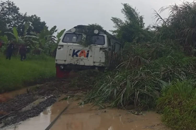 Kereta Api Ciremai Rute Semarang Tawang - Bandung, Terjebak Longsor di Bandung Barat